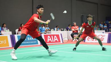 <p>Ganda putra Indonesia, Muhammad Shohibul Fikri/Bagas Maulana saat menghadapi ganda putra Malaysia, Beh Chun Meng/Goh Boon Zhe pada laga final bulu tangkis beregu putra SEA Games 2023 di Morodok Techo National Stadium Badminton Hall, Phnom Penh, Kamboja, Kamis (11/5/2023). Muhammad Shohibul Fikri/Bagas Maulana menang dua game langsung 21-12, 22-20. Tim bulu tangkis Indonesia merebut medali emas setelah menang 3-1 atas Malaysia. (Bola.com/Abdul Aziz)</p>