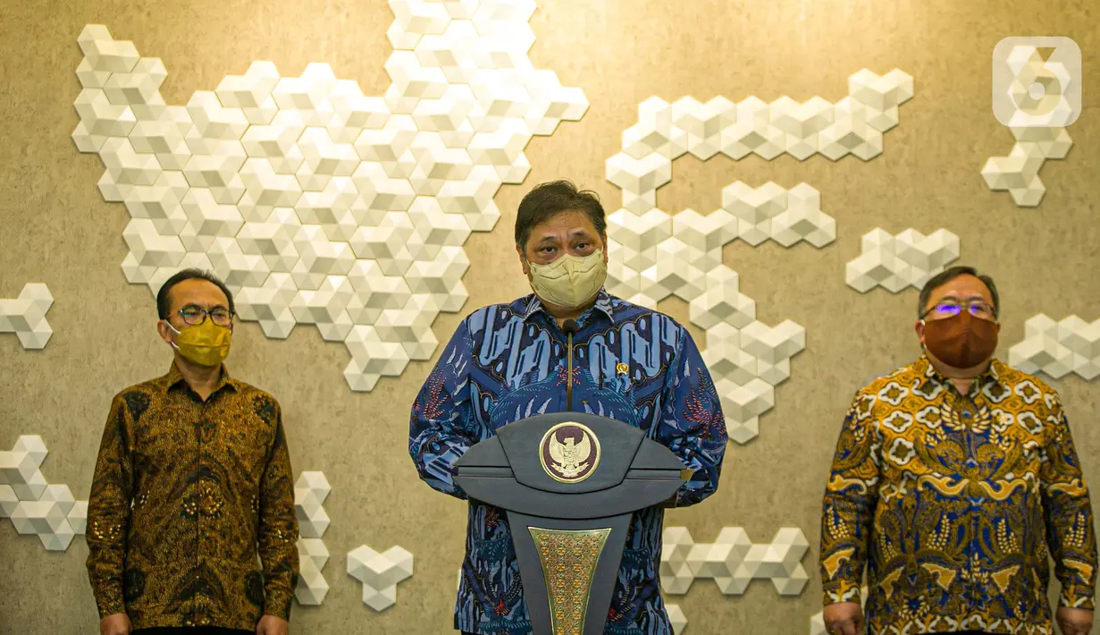 Menko Bidang Perekonomian Airlangga Hartarto menyampaikan keterangan saat menerima GeNose C19 dari Menristek Bambang Brodjonegoro di Gedung Kemenko Perekonomian, Jakarta, Senin (22/3/2021). GeNose C19 diharapkan dapat semakin dikenal dan dimanfaatkan secara lebih masif. (Liputan6.com/Faizal Fanani)