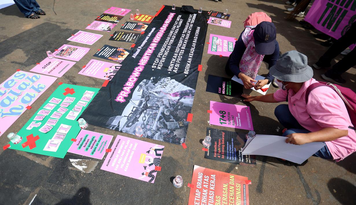 Pengunjuk rasa terlihat membawa sejumlah pamflet dan spanduk yang berisikan suara-suara protes. (Kapanlagi.com/Budy Santoso)
