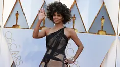 Aktris Halle Berry melambaikan tangan sambil berpose di karpet merah ajang Oscar 2017 di Dolby Theatre, Los Angeles, Minggu (26/2). Datang sendiri ke Oscar 2017, Halle Berry tampil percaya diri dengan berambut kribo. (Photo by Jordan Strauss/Invision/AP)