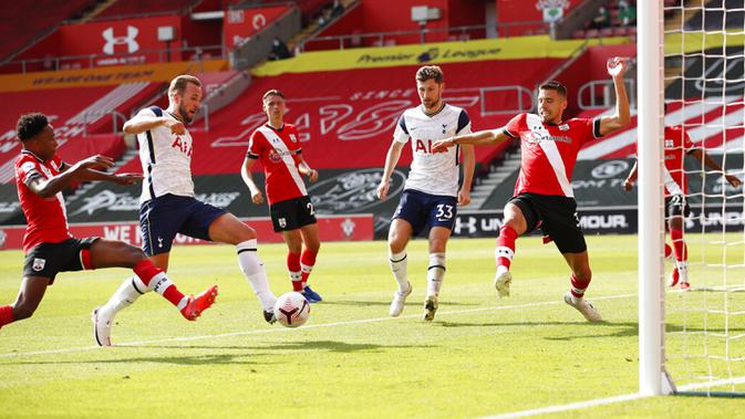 Pemain Tottenham Hotspur Harry Kane (kedua kiri) mencetak gol ke gawang Southampton pada pertandingan Liga Premier Inggris di Stadion St. Mary, Southampton, Inggris, Minggu (20/9/2020). Tottenham menekuk Southampton 5-2, Son Heung-min menyumbang empat gol. (Andrew Boyers/Pool via AP)