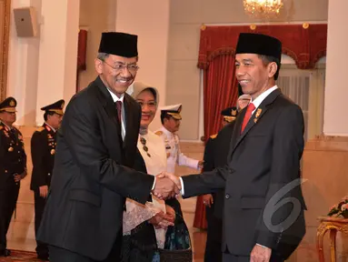 Presiden Joko Widodo saat berjabat tangan dengan Ardan Adiperdana, yang telah dilantik sebagai Kepala BPKP, di Istana Negara, Jumat (13/3/2015). (Liputan6.com/Faizal Fanani)