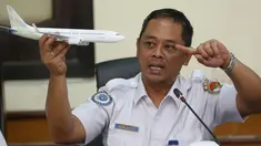 Ketua Subkomite Investigasi KNKT, Nurcahyo Utomo merilis temuan awal jatuhnya pesawat Lion Air PK-LQP di Jakarta, Rabu (28/11). Data kotak hitam, pilot berulang kali berupaya membawa pesawat naik kembali sebelum kehilangan kontrol. (AP/Achmad Ibrahim)