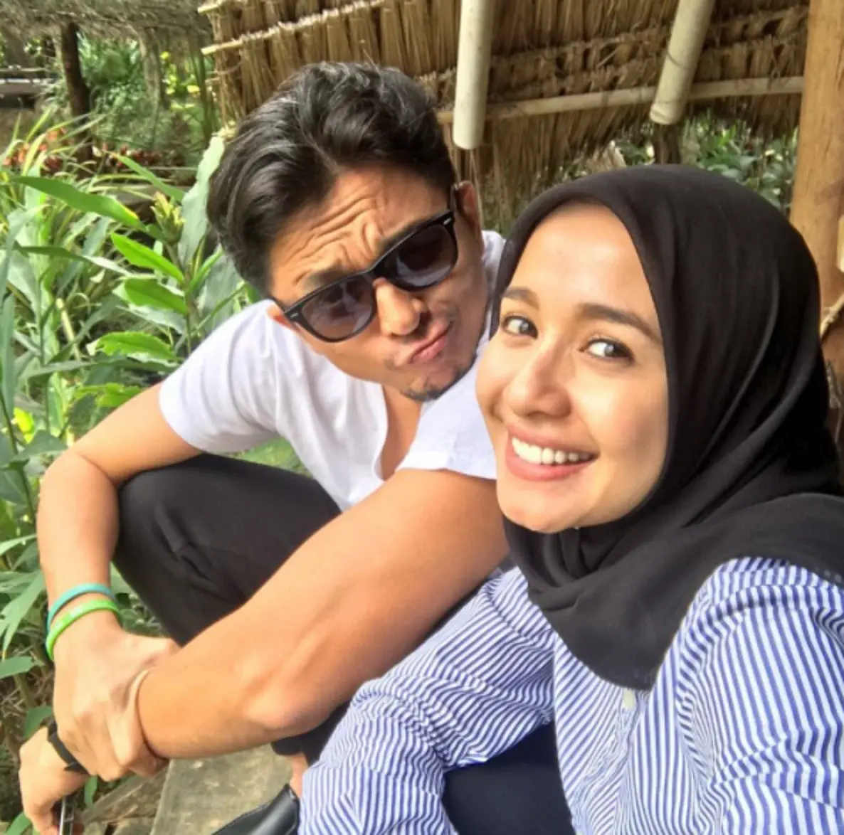 Momen usai lamaran Engku Emran diterima oleh orangtua Laudya Cynthia Bella di Bandung pada 9 Juli 2017. (Instagram @iamkumbre)