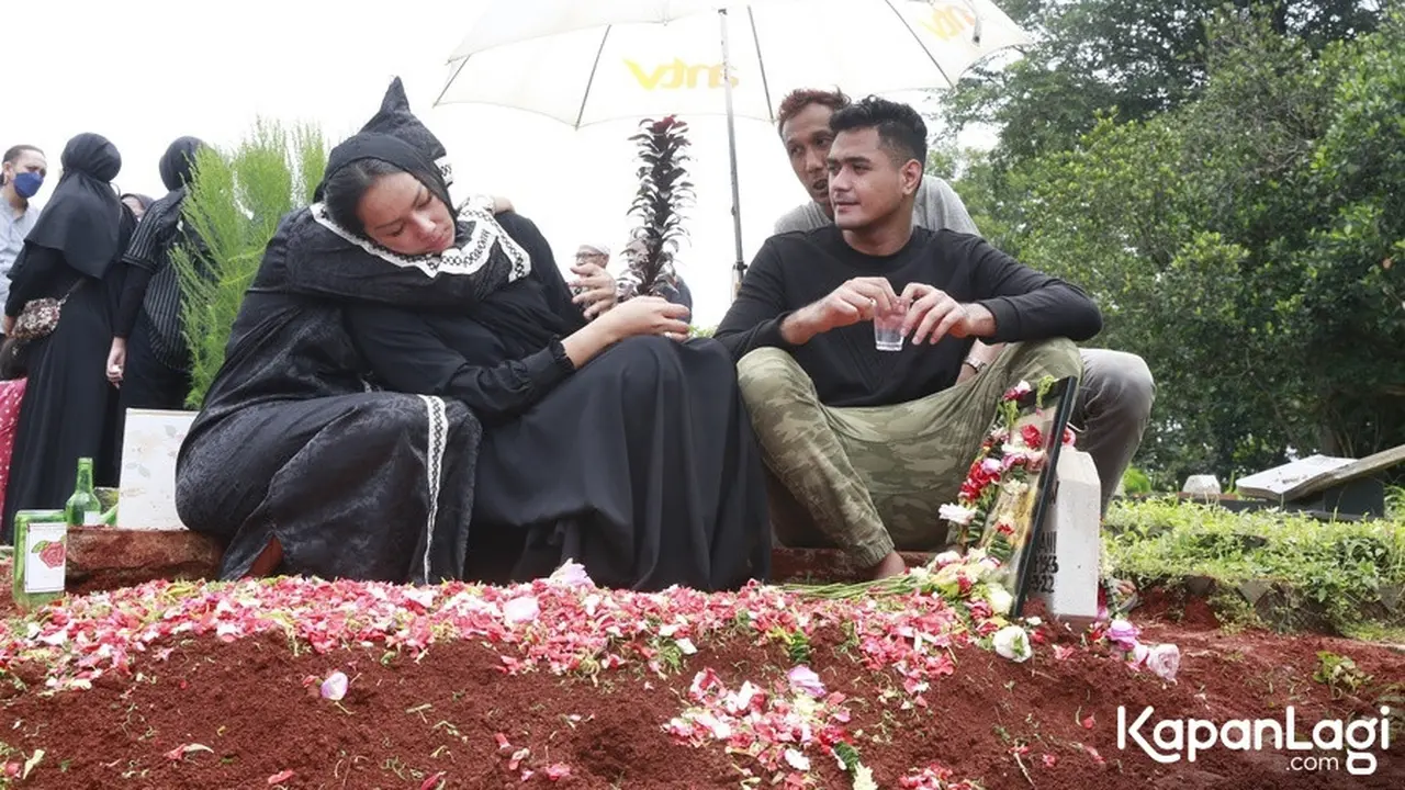 [Fimela] Pemakaman Ibu Kalina Ocktaranny