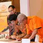 Shopee dan PT Pos Indonesia tandatangani perjanjian kerjasama strategis di IESE 2017. Liputan6.com/ Dewi Widya Ningrum
