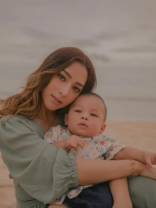 6 Potret Gaya Nikita Willy saat Momong Baby Izz, Tampil Stylish dan Modis