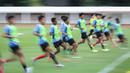 Seperti diketahui beep test merupakan metode latihan untuk mengukur penyerapan maksimum oksigen dalam tubuh (VO2 max) dan kebugaran kardiovaskuler. Jadi, tak sedikit pemain yang terlihat kewalahan menghadapi latihan ini. (Bola.com/Bagaskara Lazuardi)
