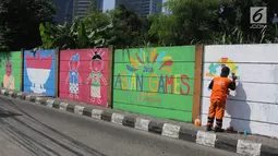 Sejumlah mural buatan petugas PPSU Kelurahan Kuningan Timur terlihat di Jalan Perintis, Jakarta, Kamis (5/7). Mural tersebut untuk menyambut dan memeriahkan pelaksanaan Asian Games 2018. (Liputan6.com/Arya Manggala)