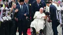 Pada hari kedua di Indonesia, Paus Fransiskus akan melakukan pertemuan dengan Presiden Joko Widodo (Jokowi) dan para pemimpin gereja Katolik di Tanah Air. (Tiziana FABI/AFP)