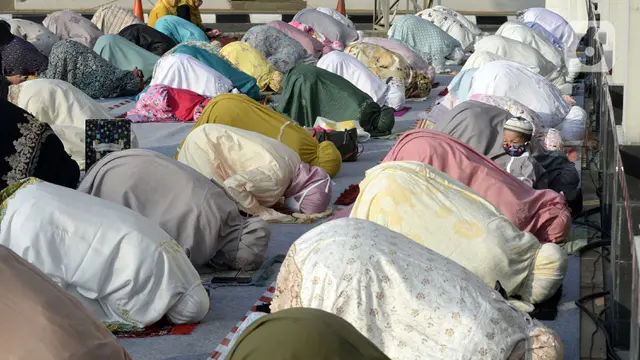 FOTO: Penerapan Physical Distancing Salat Id di Tangerang Selatan