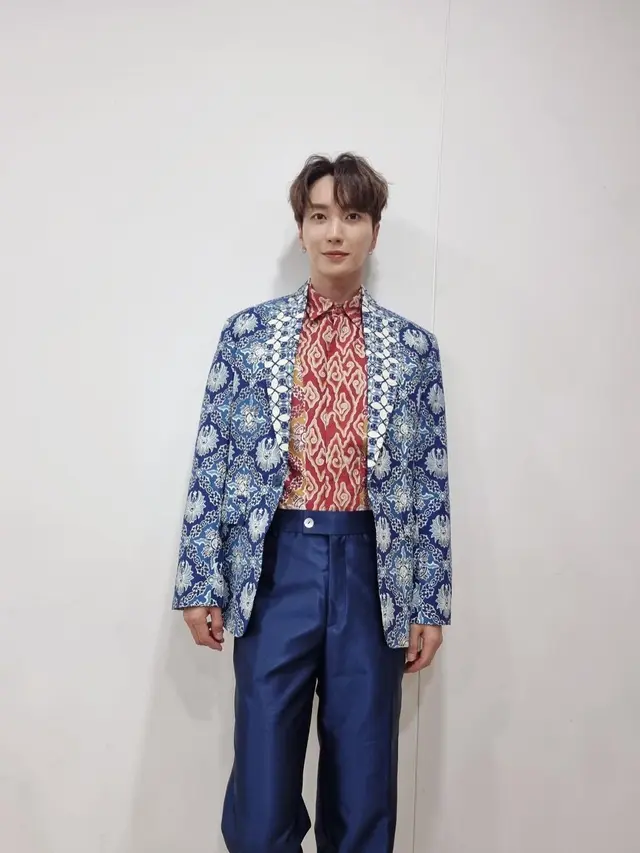 6 Potret Leeteuk dan Yesung Super Junior Pakai Batik Rancangan Ridwan Kamil, Curi Perhatian