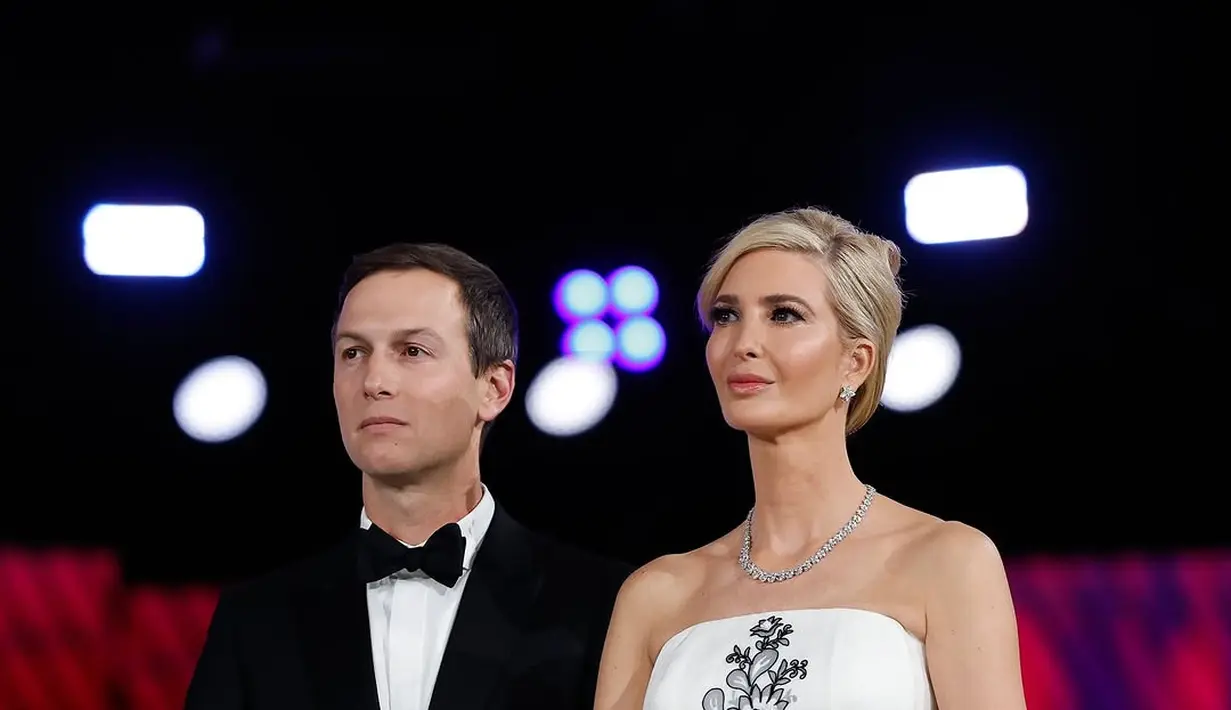 Usai dilantik, Presiden Donald Trump gelar pesta pelantikan di Liberty Hall. Di antara para peremuan yang hadiri acara tersebut, penampilan Ivanka Trump yang paling curi perhatian. [@sarietydskrif]