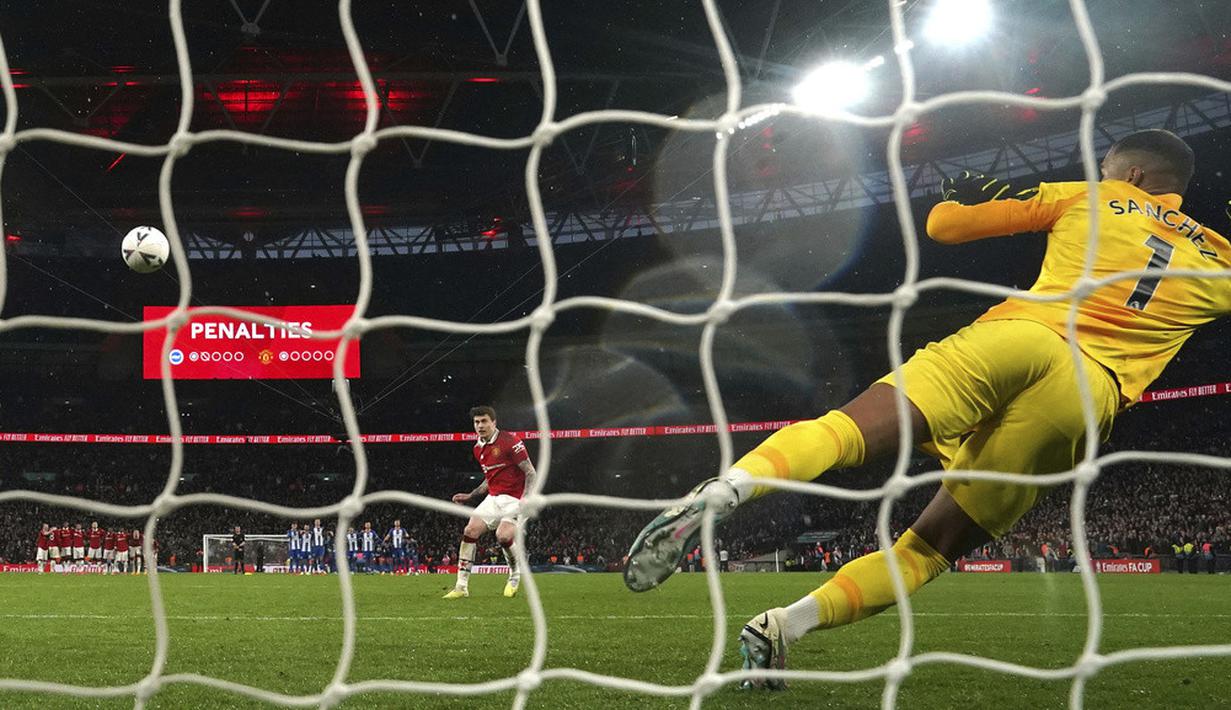 <p>Di babak tambahan 2x15 menit, kedua tim memiliki beberapa peluang. Tapi lagi-lagi tidak ada yang bisa membuahkan gol. MU seharusnya bisa menyudahi Brighton di extra time bila Sanchez tidak menepis tendangan Marcus Rashford yang berbelok arah. (Nick Potts/PA via AP)</p>