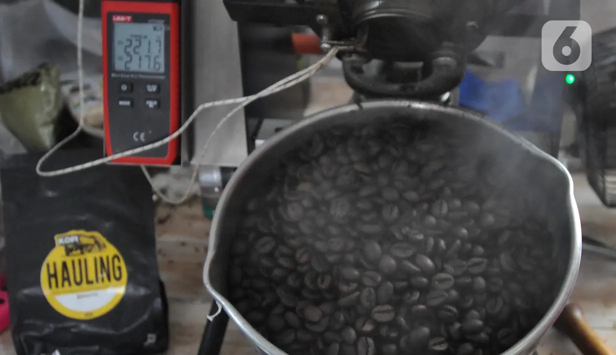 Biji kopi yang sudah diroasting siap digiling Ibu Rythia di rumahnya di Nusa Dua, Bali (7/9/2021). Dengan kopi hasil petani wilayah Kintamani dan Pupuan Bali yang diolahnya, ia mampu menghasilkan pendapatan rata-rata 7 hingga 8 juta perbulan. (merdeka.com/Arie Basuki)