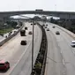 Pengendara melintas di ruas Tol Jakarta Outer Ring Road (JORR) Ciledug, Jakarta, Senin (18/6). Sebelumnya, kenaikan tarif tol direncanakan pada 13 Juni 2018 namun berubah menjadi 20 Juni 2018. (Liputan6.com/Angga Yuniar)