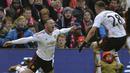 Pemain Manchester United, Wayne Rooney (kiri) merayakan gol yang dicetaknya saat laga melawan Liverpool di Stadion Anfield, Liverpool, (17/1/ 2016). (AFP Photo/Paul Ellis)