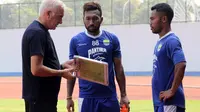 Bek Persib, Ardi Idrus (kanan), bersama Patrich Wanggai dan pelatih Persib, Mario Gomez. (Bola.com/Muhammad Ginanjar)