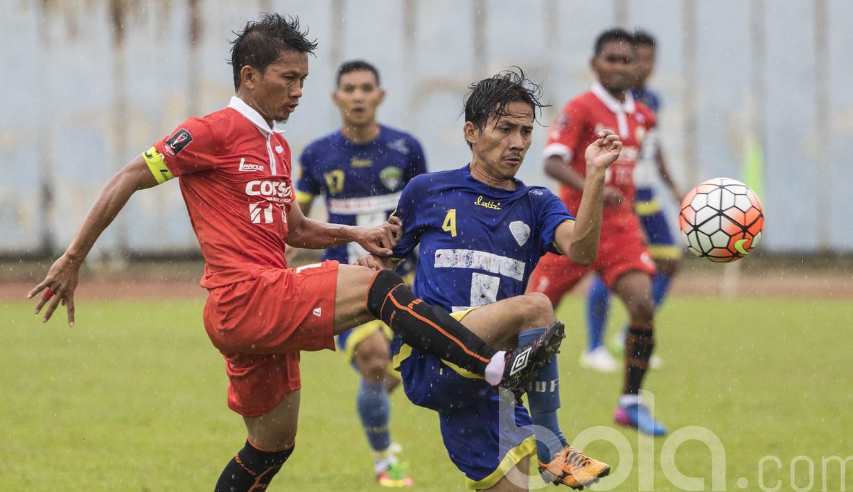Kapten Persija Jakarta, Ismed Sofyan, berusaha melewti hadangan pemain Cilegon United. Selain pemain asing beberapa bintang klub ibukota ini juga tidak hadir seperti Bambang Pamungkas dan Andritany Ardhiyasa. (Bola.com/Vitalis Yogi Trisna)