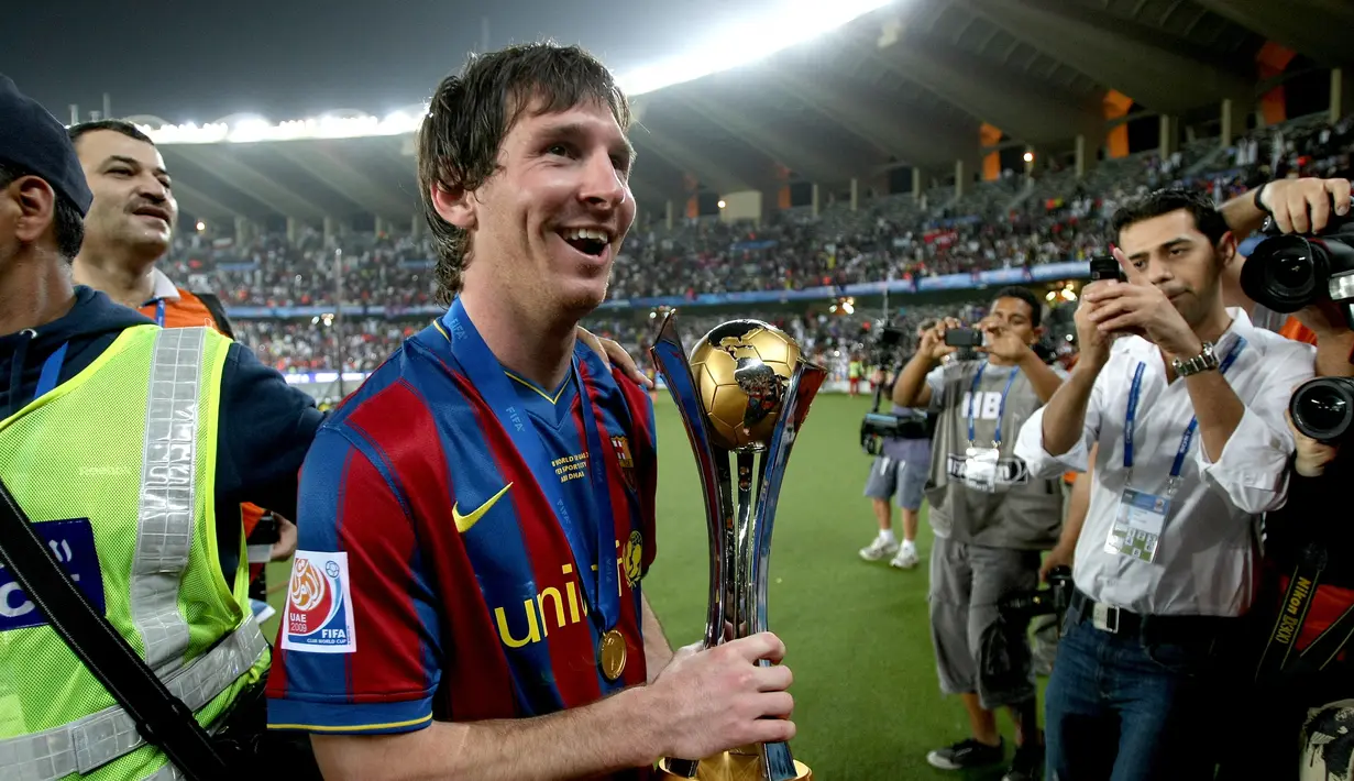 <p>Penyerang Barcelona, Lionel Messi memegang trofi Piala Dunia Klub FIFA 2009 saat ia merayakan kemenangan di Zayed Sports City Stadium di Abu Dhabi pada 19 Desember 2009. Barcelona mengalahkan Estudiantes de La Plata dari Argentina 2-1. (AFP PHOTO /MARWAN NAAMANI)</p>