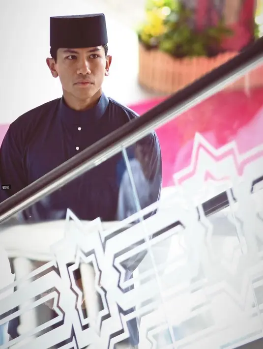 Kontras dengan penampilan cerah sang istri, Pangeran Mateen memilih mengenakan setelan baju Melayu berwarna navy blue. [@anishsa_mateen/@hazimah_beauty].