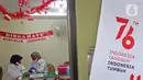 Vaksinator berbincang sambil menunggu tenaga kesehatan yang akan di vaksin dosis ketiga atau booster di RSUD Matraman, Jakarta, Jumat (6/8/2021). Pemberian vaksin dosis ketiga kepada tenaga kesehatan di Indonesia ditargetkan rampung pada pekan kedua Agustus 2021. (Liputan6.com/Herman Zakharia)