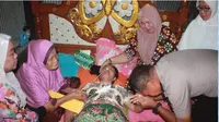 Kapolda Sulsel Irjen Pol Umar Saptono mencium tangan Darmawati, istri Bripka Syarifuddin anggota Polsek Bungoro yang terbaring sakit sejak 6 bulan terakhir, Jumat (22/12). (Tajuddin Mustaming/Pojoksulsel.com/JawaPos.com)