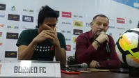 Pelatih Borneo FC, Dejan Antonic, dalam sesi konferensi pers seusai laga kontra Persib di Stadion GBLA, Bandung, Sabtu (21/4/2018). (Bola.com/Muhammad Ginanjar)
