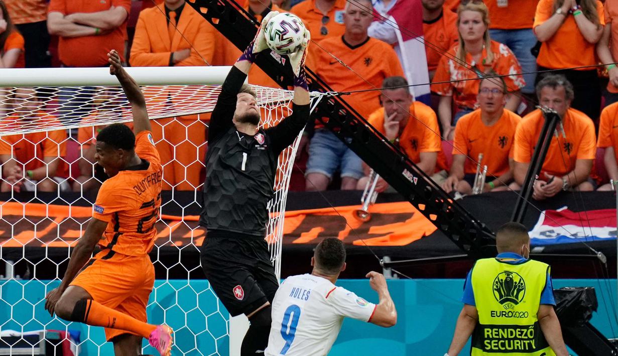Tomas Vaclik berhasil tampil impresif bersama Timnas Republik Ceska di ajang Euro 2020. Dia hanya kebobolan 4 kali dari 5 pertandingan yang dijalaninya serta memberikan 14 penyelamatan gemilang. (Foto: AFP/Pool/Darko Bandic)