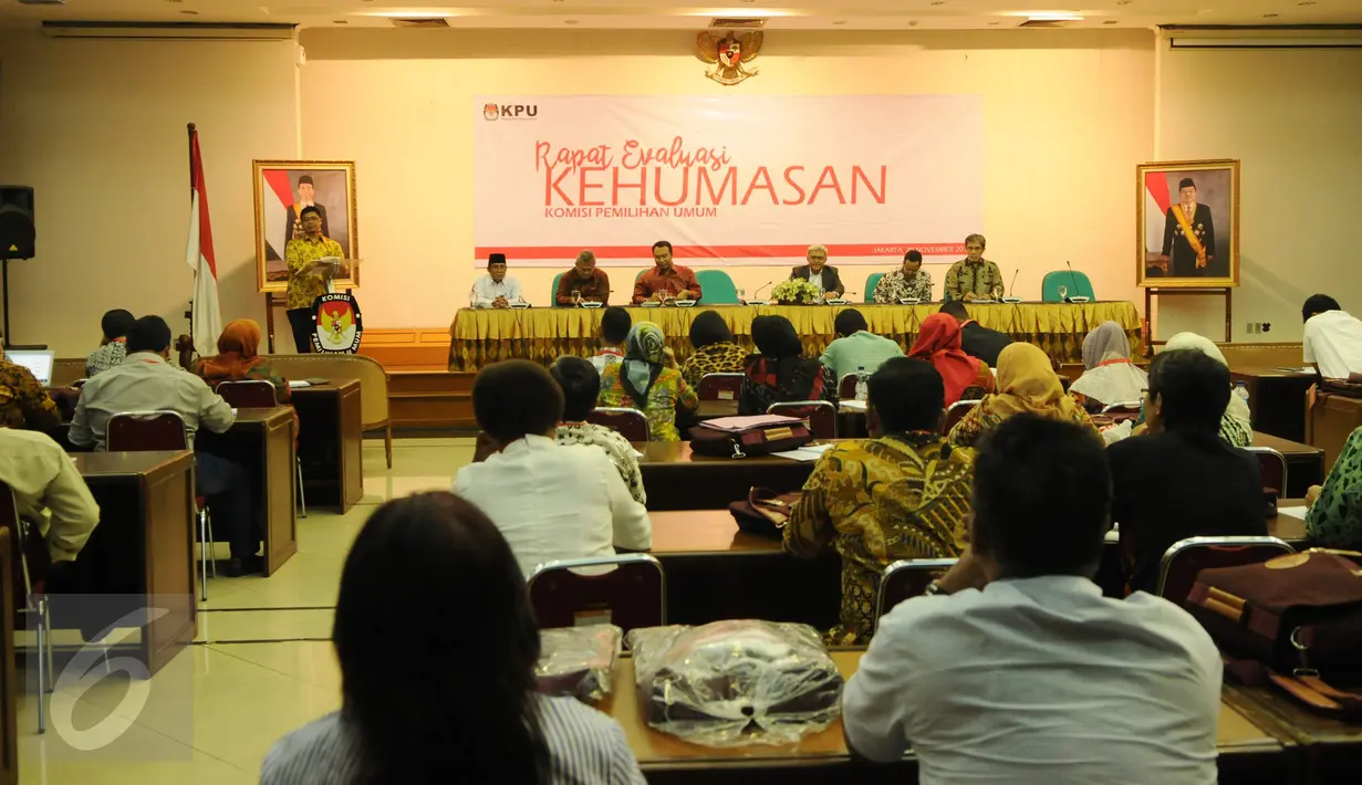 Suasana acara penandatanganan nota kesepakatan di Gedung KPU, Jakarta, Selasa (29/11). Acara tersebut  merupakan keterbukaanya informasi kepada publik sekaligus rapat evaluasi dengan kpu provinsi seluruh indonesia. (Liputan6.com/Helmi Afandi)