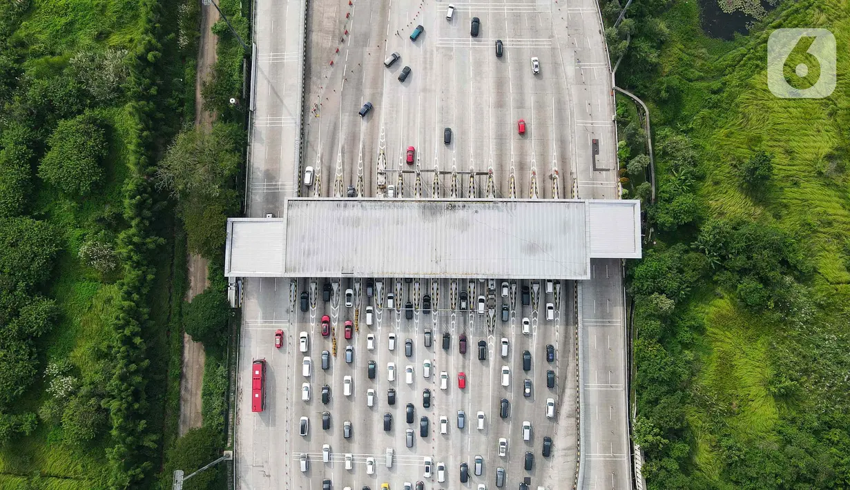 Untuk mengantisipasi kepadatan arus saat mudik Lebaran, pihak kepolisian alan memberlakukan ganjil genap di ruas Tol Cikampek sampai Tol Kalikangkung. (Liputan6.com/Herman Zakharia)