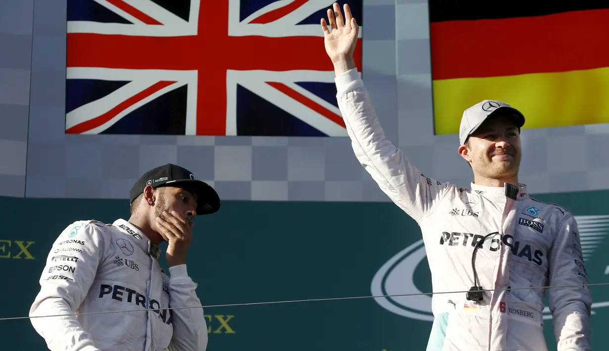 Pebalap Formula 1 dari Tim Marcedes, Nico Rosberg (kanan) menjuarai seri pertama musim balap 2016 di Australia, Minggu (20/3/2016). Lewis Hamilton menempati posisi dua dengan selisih jarak 8,060 detik dari Rosberg. (Reuters/Jason Reed)