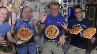 Astronot membuat pizza di luar angkasa dalam gravitasi nol. (sumber: India Times)