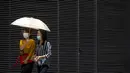 <p>China saat ini tengah mengalami rekor suhu panas tinggi sekaligus hujan lebat secara bergantian yang mengakibatkan adanya kekeringan dan banjir di beberapa wilayah. Pola cuaca yang ekstrem tersebut dilaporkan menyebabkan banyak hewan ternak dan tanaman di China menjadi mati. (AP Photo/Mark Schiefelbein)</p>