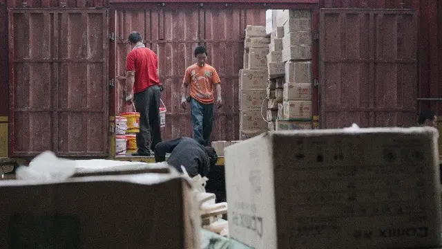 Pekerja di Pasar Yiwu sedang mengangkut barang untuk di ekspor (Tobias Andersson Åkerblom dan Daniel Whelan/Bulkland)