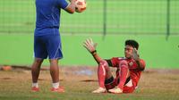 Kiper Arema Cronus, Kurnia Meiga Hermansyah mengaku kondisinya masih belum seratus persen fit untuk ambil bagian di Piala Jenderal Sudirman. (Bola.com/Kevin Setiawan)