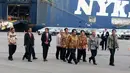 Presiden Jokowi bersama sejumlah menteri dan CEO MMC Osamu Masuko meninjau pelepasan ekspor perdana Mitsubishi Xpander di Cilincing, Jakarta, Rabu (25/4). Jokowi menyebut ekspor dan investasi kunci penting kemajuan Indonesia. (Liputan6.com/Angga Yuniar)