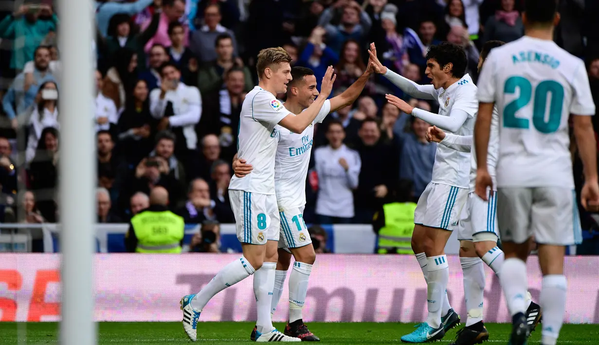 Gelandang Real Madrid, Toni Kroos bersama rekan setimnya merayakan gol ke gawang Sevilla dalam lanjutan pekan ke-15 Liga Spanyol di Santiago Bernabeu, Sabtu (9/12). Real Madrid membantai tamunya Sevilla dengan skor 5-0. (PIERRE-PHILIPPE MARCOU)