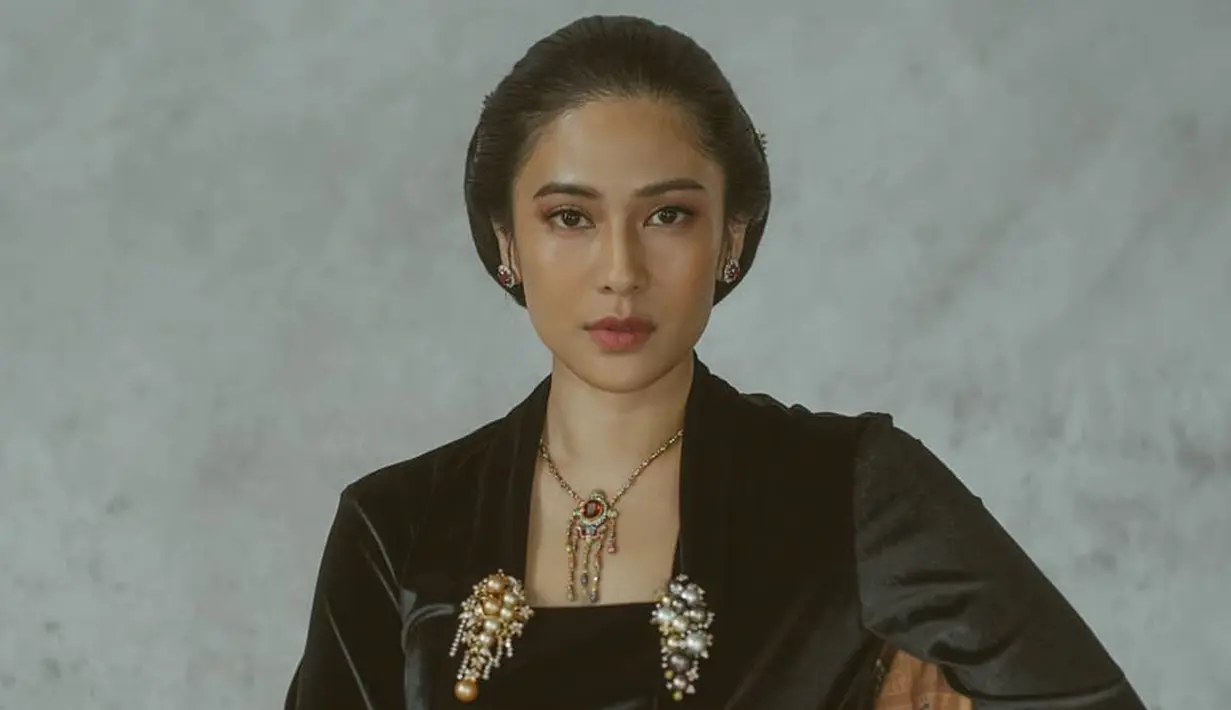 Dian Sastro mengenakan kebaya hitam yang dilengkapi dengan perhiasan lengkap. Dalam sesi pemotretan ini Dian berhasil memerankan keanggunan Kartini. (sumber: Liputan6.com/IG/therealdisastr)