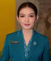 Hasilnya, Selvi pun tampak cantik dengan makeupnya. Mengaplikasikan blush on coral di tulang pipi dan lipstik pink sedikit glossy. Matanya dibuat lebih gelap dengan bulu mata bervolume. [@antoniusanugmakeup]