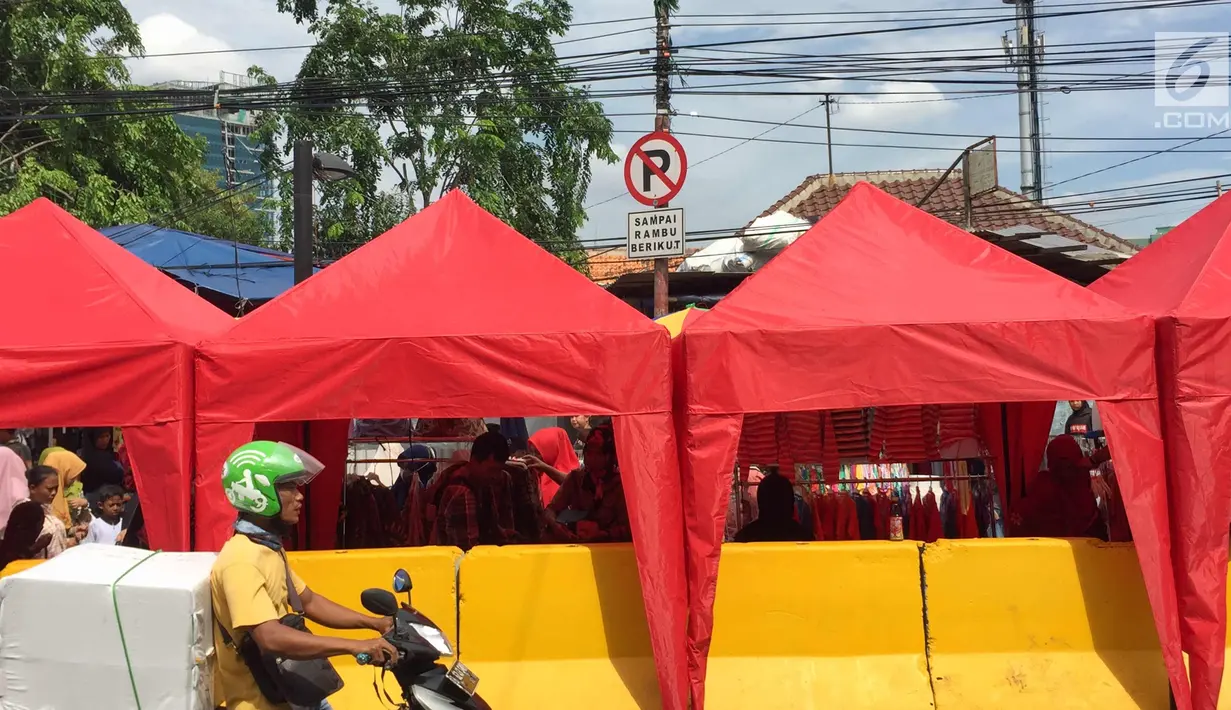 Tenda pedagang kaki lima berdiri di Jalan Jati Baru Raya, Jakarta, Jumat (22/12). Terkait penataan PKL, Pemprov DKI Jakarta mulai menutup sepanjang jalan di depan Stasiun Tanah Abang pukul 08.00-18.00 WIB. (Liputan6.com/Immanuel Antonius)