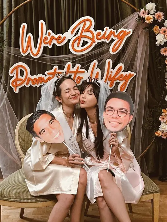 Tampilan robe silk tersebut juga dipasangkan dengan aksesori matching. [Foto: Instagram @jscmila]