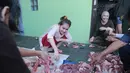 Sebagai umat muslim yang mampu, setiap orang diwajibkan untuk korban dalam lebaran Idul Adha. Begitu juga pedangdut Ayu Ting Ting. Diberikan kelimpahan rizky, tahun ini, Ayu korban tiga ekor sapi. (Adrian Putra/Bintang.com)
