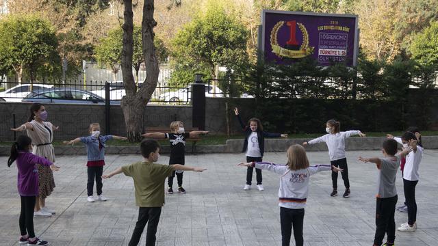 FOTO: Turki Perluas Pembukaan Kembali Belajar Tatap Muka