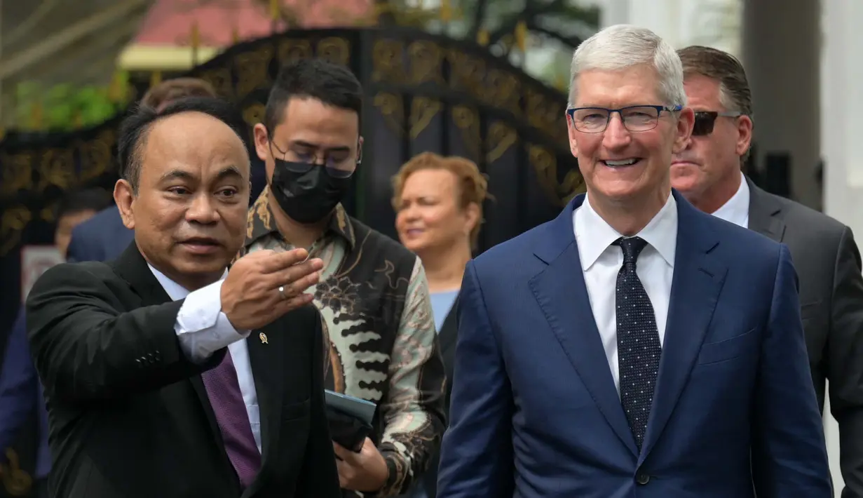 Tim Cook mengenakan pakaian resmi dengan setelan jas berwarna biru. (BAY ISMOYO/AFP)