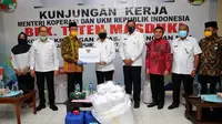 Menteri Koperasi dan UKM Teten Masduki saat mengunjungi Koperasi Pasar (Koppas) Kranggan di Bekasi, Jawa Barat, Jumat (19/6/2020).