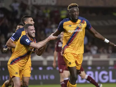 Penyerang AS Roma, Tammy Abraham berselebrasi usai mencetak gol ke gawang Torino pada pertandingan lanjutan Liga Serie A Italia di Stadion Olimpiade di Turin, Italia, Sabtu (21/5/2022). Tammy Abraham mencetak dua gol dan mengantar Roma menang telak atas Torino 3-0. (Spada/LaPresse via AP)