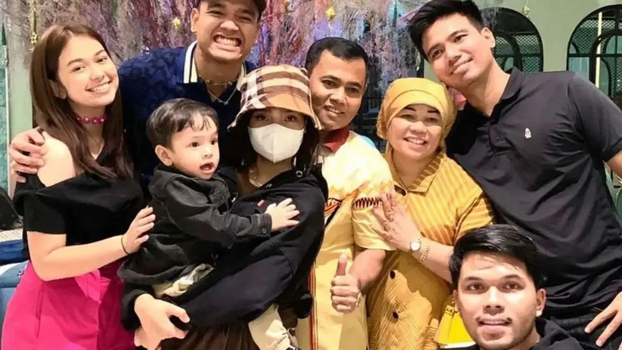6 Potret Kedekatan Rebecca Klopper dan Keluarga Fadly Faisal, Gala Sky Tak Mau Lepas