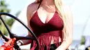 Seorang pengunjung wanita tersenyum saat berjoged menggunakan topi koboi saat menghadiri Festival musik Country Stagecoach di Empire Polo Club di Indio, California, 29 April 2016. (AFP PHOTO/ Frazer Harrison)