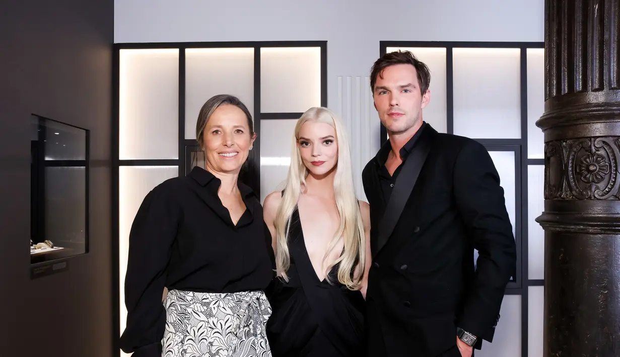 Anya dan Nicholas bergabung dalam acara pembukaan pameran The Reverso Stories pada Rabu, 1 November 2023 di Iron 23, New York City. [Dok/Jaeger-LeCoultre]